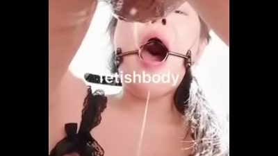 Phim sex em gái không ngậm được miệng lại phải bú cu liên tục