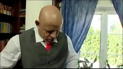 Cậu Con Trai Thèm Khát Con Cặc Bự Của Bố Dượng